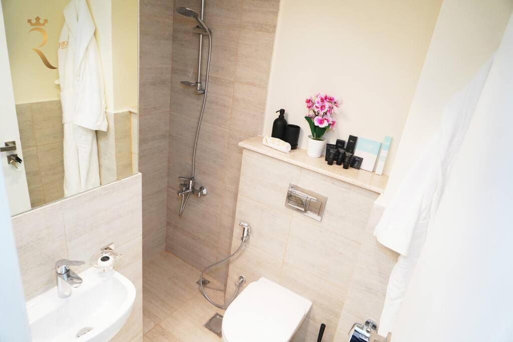 Jade Serenity 2br Urban Retreat In Masdar Abou Dabi